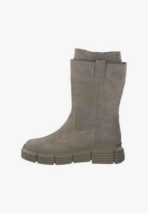 Bottine en daim gris avec un haut en maille côtelée, une semelle épaisse et rembourrée, et un design sans coutures. Elle est dotée d'une languette pour un enfilage facile.