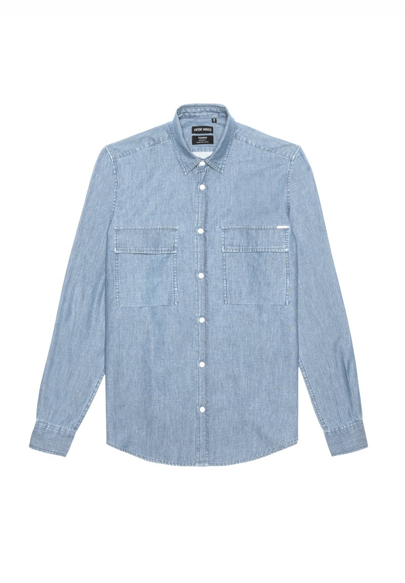 Camicia di jeans azzurro chiaro con maniche lunghe, chiusura a bottoni frontale, due tasche sul petto e colletto classico. Texture morbida e vestibilità casual.