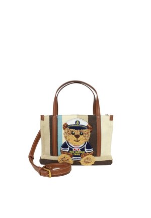 Piccola borsa beige e marrone con manici e tracolla in pelle, presenta un orsacchiotto con abito da marinaio e la scritta "Rue Madam Paris".