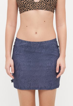 Denim miniskjørt i mørkeblått, med elastisk midje. Glatt tekstur, enkelt design med en sømlinje over kneet og uten mønstre.