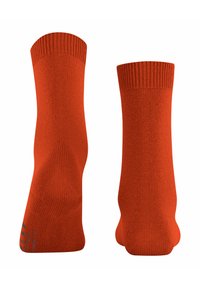 Un paio di calze a maglia di lunghezza normale, di un brillante arancione, mostrate frontalmente e posteriormente su uno sfondo bianco.