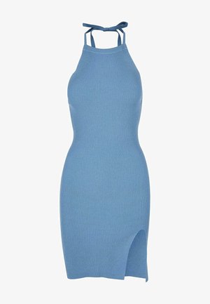 Sukienka z dekoltem halter w jasnoniebieskim kolorze o dopasowanej sylwetce i bocznym rozcięciu. Posiada wiązane paski z tyłu, co pozwala na regulację dopasowania.