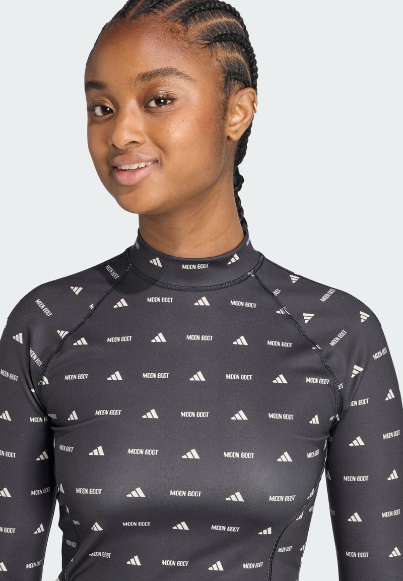 Schwarzes langärmliges Sportshirt mit Stehkragen, ausgestattet mit einem wiederholten weißen Logo-Design. Glatte Textur mit flachen Nähten.