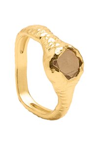 Złoty pierścionek z teksturowaną obrączką i fasetowanym, brązowym kamieniem szlachetnym jako centralnym elementem, o nieregularnym, organicznym kształcie i polerowanym wykończeniu.