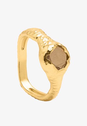 Złoty pierścionek z teksturowaną obrączką i fasetowanym, brązowym kamieniem szlachetnym jako centralnym elementem, o nieregularnym, organicznym kształcie i polerowanym wykończeniu.