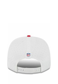 Weiße Baseballkappe mit Belüftungslochungen, rotem Knopf oben und verstellbarem Kunststoffriemen auf der Rückseite mit NFL-Logo-Patch.