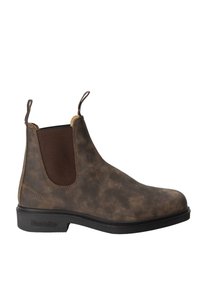 Brązowe skórzane botki Chelsea z elastycznymi panelami bocznymi, teksturowaną powierzchnią, czarną gumową podeszwą oraz pętelkami ułatwiającymi zakładanie. Lekka konstrukcja.