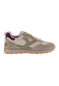 Sneaker atletica beige e grigia con accenti viola, pannelli in suede e suola in gomma, mostrata in profilo laterale su sfondo bianco.