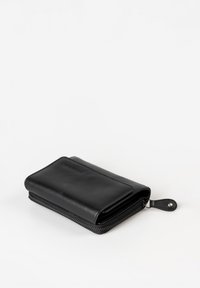 Zwarte leren portemonnee met een ritssluiting rondom, met een gladde afwerking, meerdere vakken en een klein leren bandje met een metalen drukknoop.