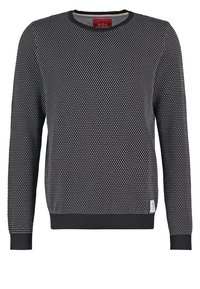 Pull-over noir avec un motif texturé, doté d'un col rond, de manches longues et de bords côtelés au niveau des manches et de l'ourlet. Petite étiquette logo sur le côté.