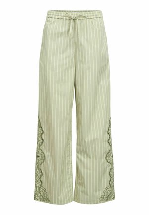 Hellgrüne Hosen mit weitem Bein, dünnen vertikalen weißen Streifen, Kordelzug an der Taille und floralen Spitzendetails entlang der unteren Seitennähte.