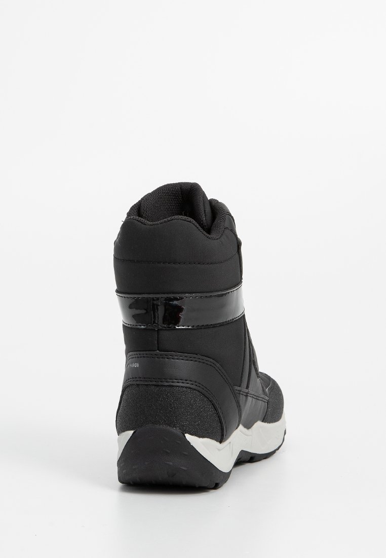 Schwarzer High-Top-Sneaker mit einem strukturierten Stoffüberzug, glänzenden schwarzen Akzenten, gepolstertem Kragen und einer weißen Gummisohle.