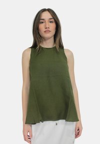 Top senza maniche verde oliva in vestibilità morbida, realizzato in tessuto leggero, con scollatura rotonda e orlo leggermente curvato.