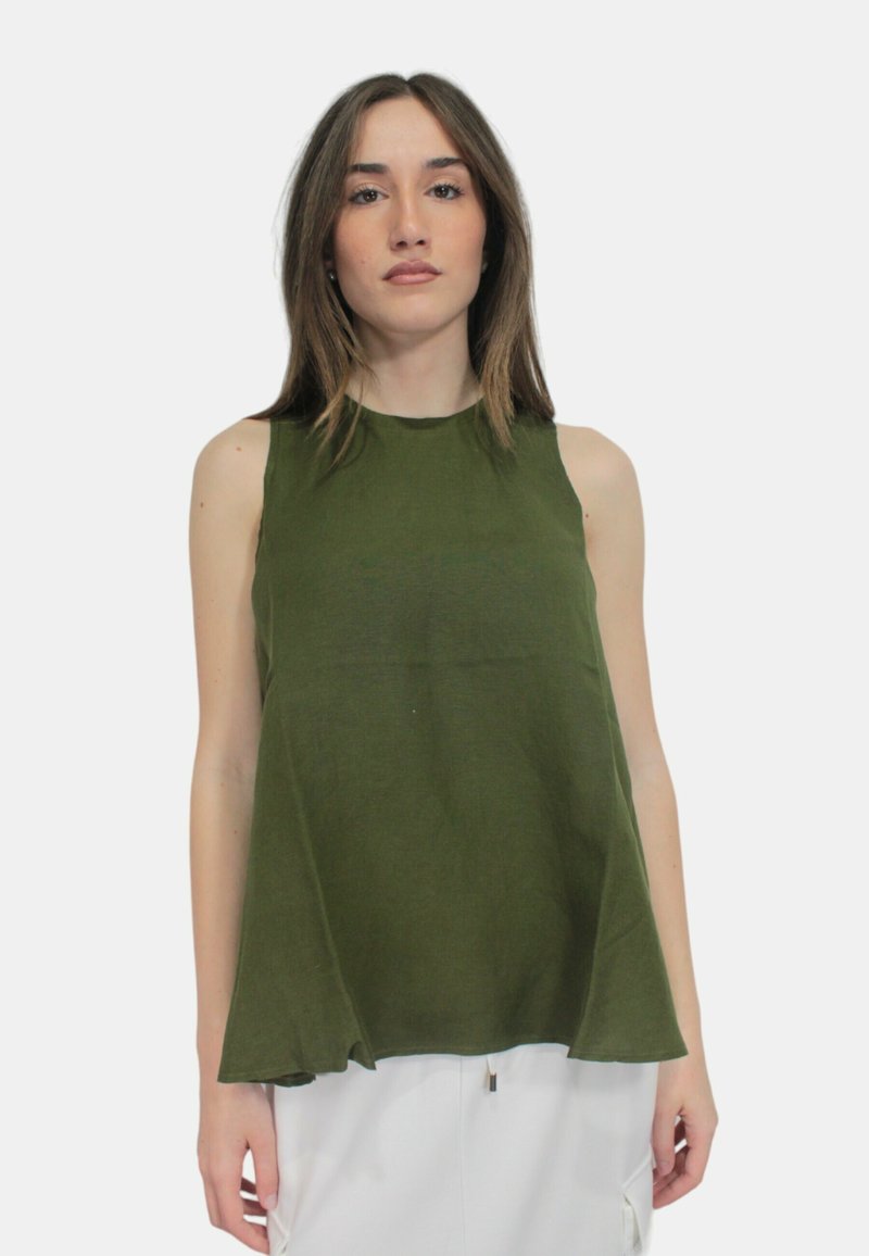 Top senza maniche verde oliva in vestibilità morbida, realizzato in tessuto leggero, con scollatura rotonda e orlo leggermente curvato.