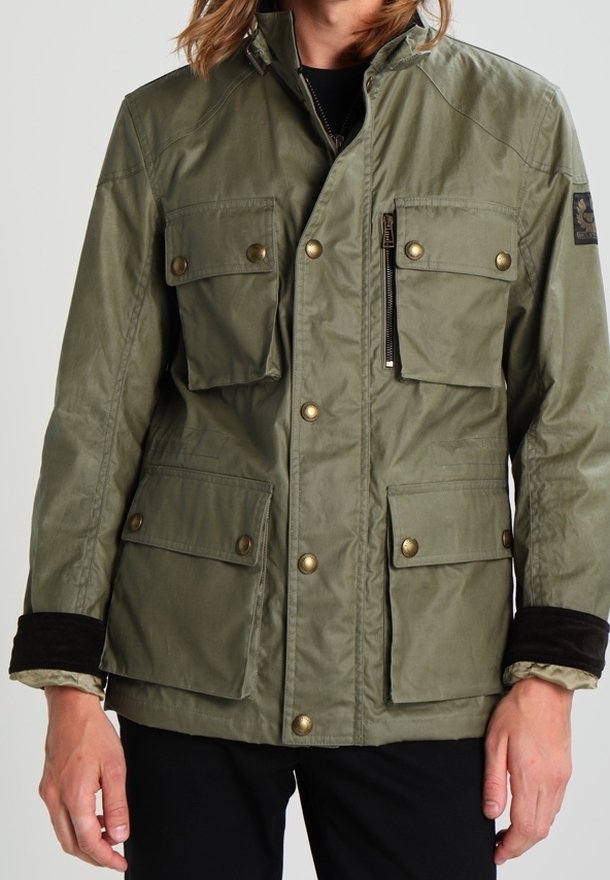 Olivově zelená víceúčelová bunda s kapsami, na zip a s patentkami. Má stojáček a černý kordový akcent na manžetách.