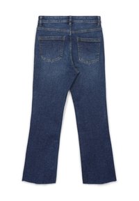 Jeans in denim blu scuro con forma svasata, dotati di due tasche posteriori e orli sfilacciati. Texture liscia con un lavaggio classico.