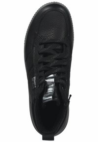 Zapatilla alta de cuero negro con acabado texturizado, cordones planos y cremallera lateral. Suela de goma y acentos brillantes en el talón visibles.