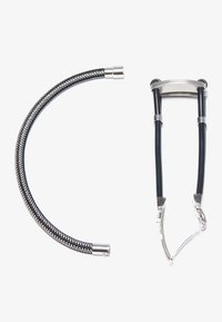 Sort flettet metalarmbånd ved siden af et sølvfarvet metalspænde med sorte gummielementer og sølvfarvede accenter, som fremhæver forskellige teksturer.
