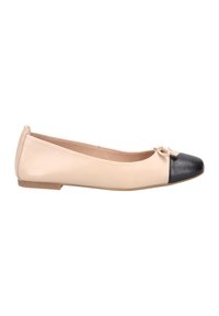 Ballet flat in beige leather with a black leather toe cap. Features a small bow accent on the front and a flat rubber sole.