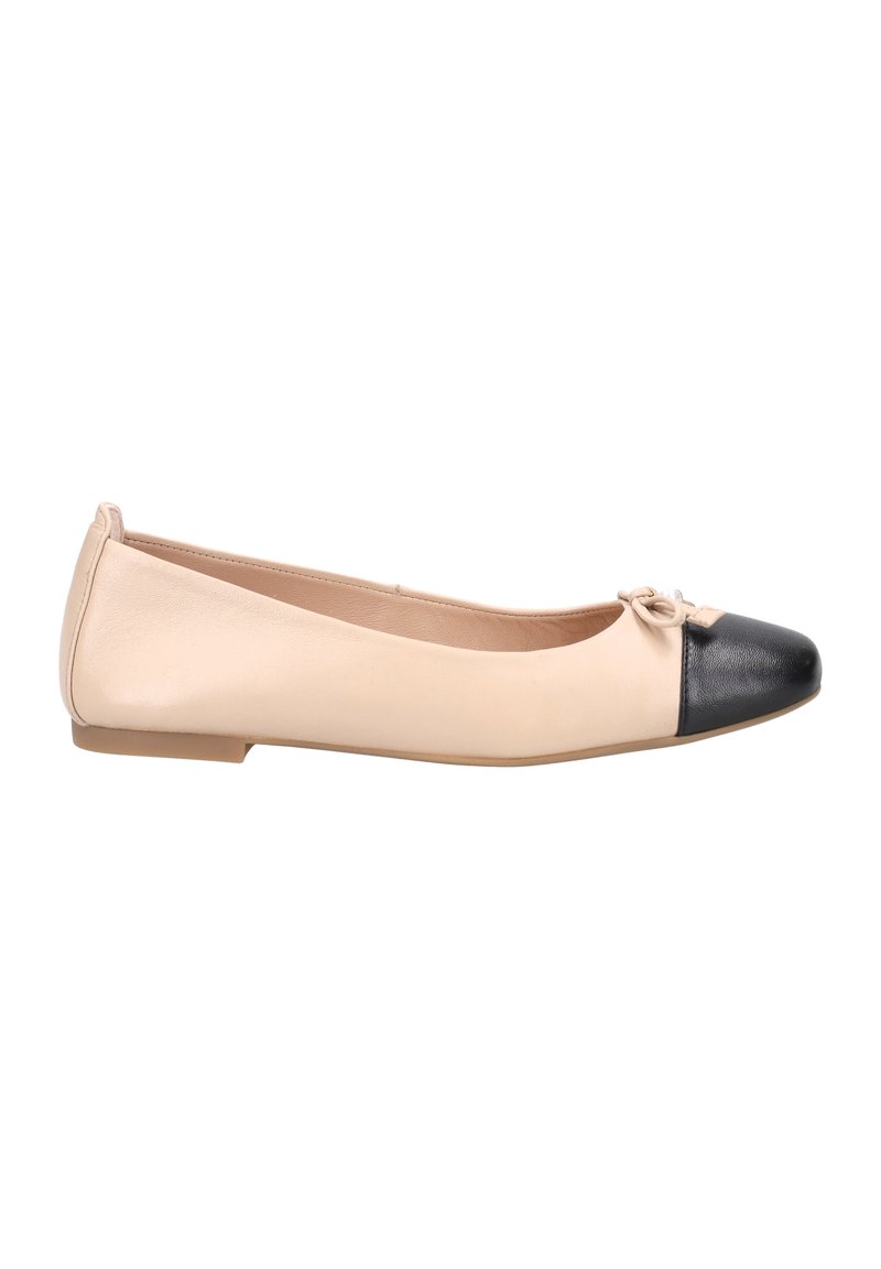 Ballet flat in beige leather with a black leather toe cap. Features a small bow accent on the front and a flat rubber sole.