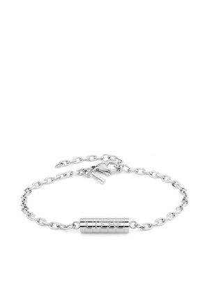 Silberarmband mit einem verknüpften Kettendesign und einem zylindrischen Anhänger, der mit "LIEBE" graviert ist. Mit einem Karabinerverschluss und einer Verlängerungskette gesichert.