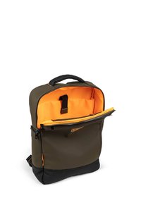 Mochila verde y negra con un interior naranja. Las características incluyen un asa superior, un bolsillo frontal y un cierre con cremallera. Material suave y duradero.