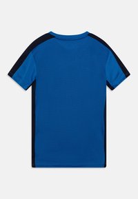 Camisa atlética azul de manga corta con un tejido texturizado y paneles laterales en azul marino. Cuello redondo y detalle de dobladillo recto en la parte inferior.