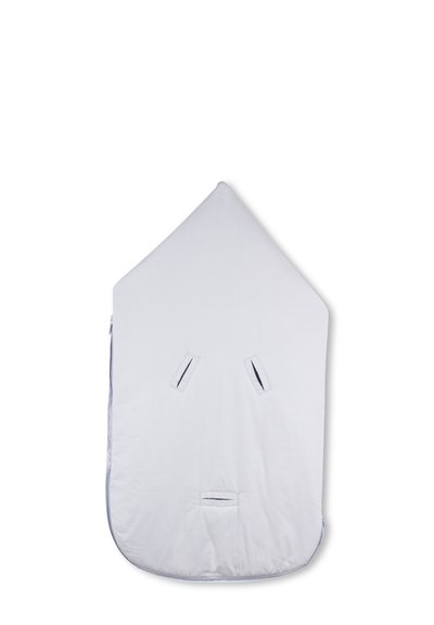 Sac à matelas blanc avec un dessus pointu, doté de deux poignées latérales et d'une ouverture à l'avant. Texture lisse et design simple sans motifs.