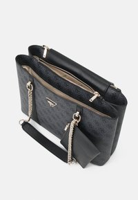 Borsa nera in texture con hardware dorato, scomparti con cerniera, dettaglio a catena e una pochette piccola rimovibile. Design elegante e funzionale.