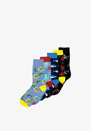 Fem par farverige sokker med havdyrsmønstre, herunder fisk, blæksprutte, hajer, hummere og krabber, arrangeret i en vifteform.