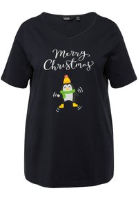 Camiseta de algodón negra con mangas cortas y cuello en V, con un pingüino de dibujos animados que lleva una bufanda verde y un sombrero amarillo, y el texto "Feliz Navidad" arriba.