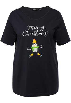 T-shirt nera in cotone con maniche corte, scollatura a V, con un pinguino dei cartoni animati che indossa una sciarpa verde e un cappello giallo, testo "Buon Natale" sopra.