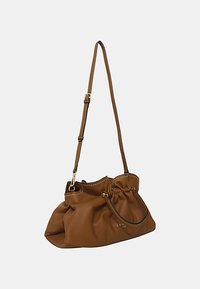 Borsa a tracolla in pelle marrone con design morbido, tracolla regolabile e chiusura con cordoncino. Presenta hardware dorato discreto e logo impresso.