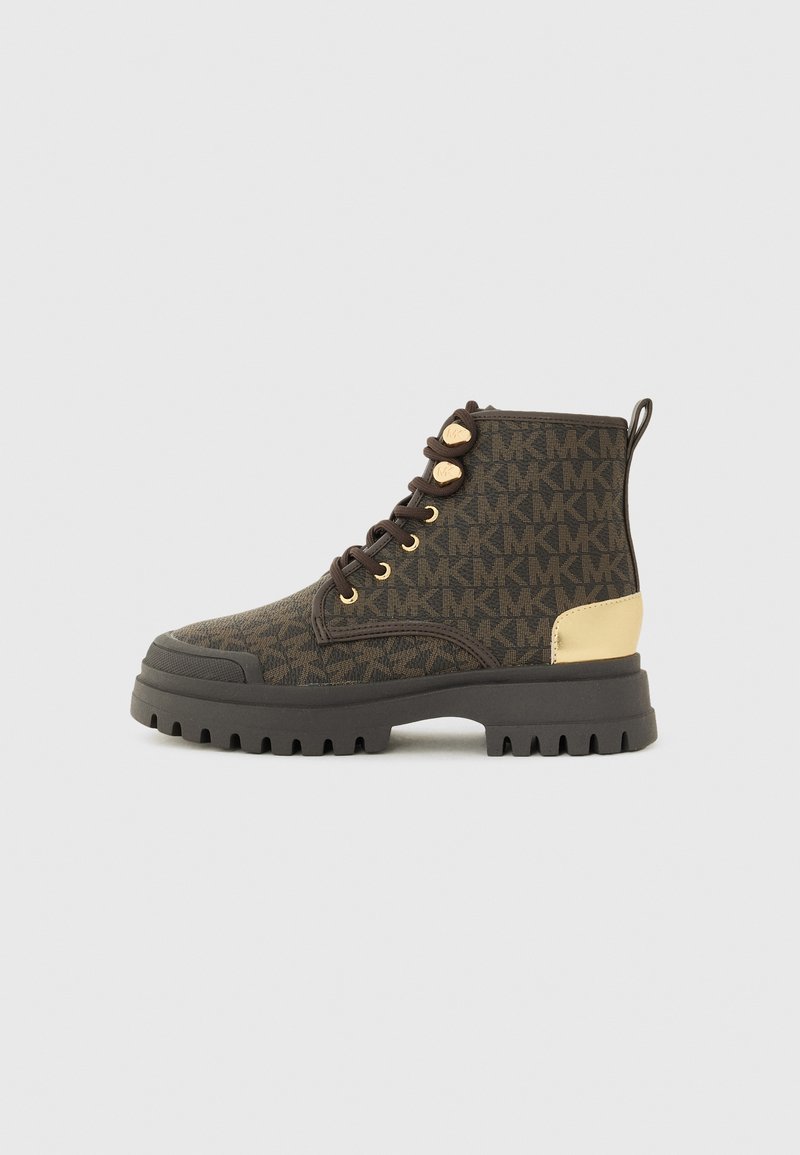 Botas de tornozelo castanhas com padrão, com detalhes em dourado, sola de borracha e bico redondo. Apresenta fecho com atacadores e uma alça na parte de trás.