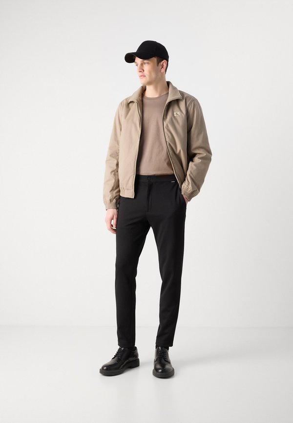 COMFORT TAPERED - Chinos2