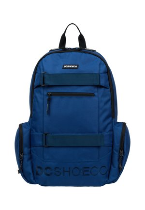Blauer Stoff-Rucksack mit zwei Vorderreißverschlusstaschen, verstellbaren Trägern und Logodetail. Besitzt einen oberen Tragegriff und ein Seitenteil.