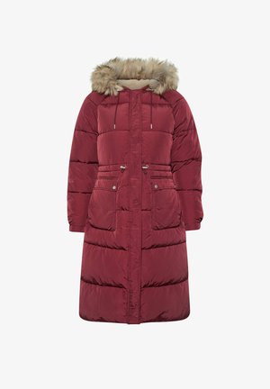 Manteau rembourré bordeaux long avec capuche en fausse fourrure, comportant une fermeture éclair à l'avant, une taille élastique et deux grandes poches latérales. Texture lisse.