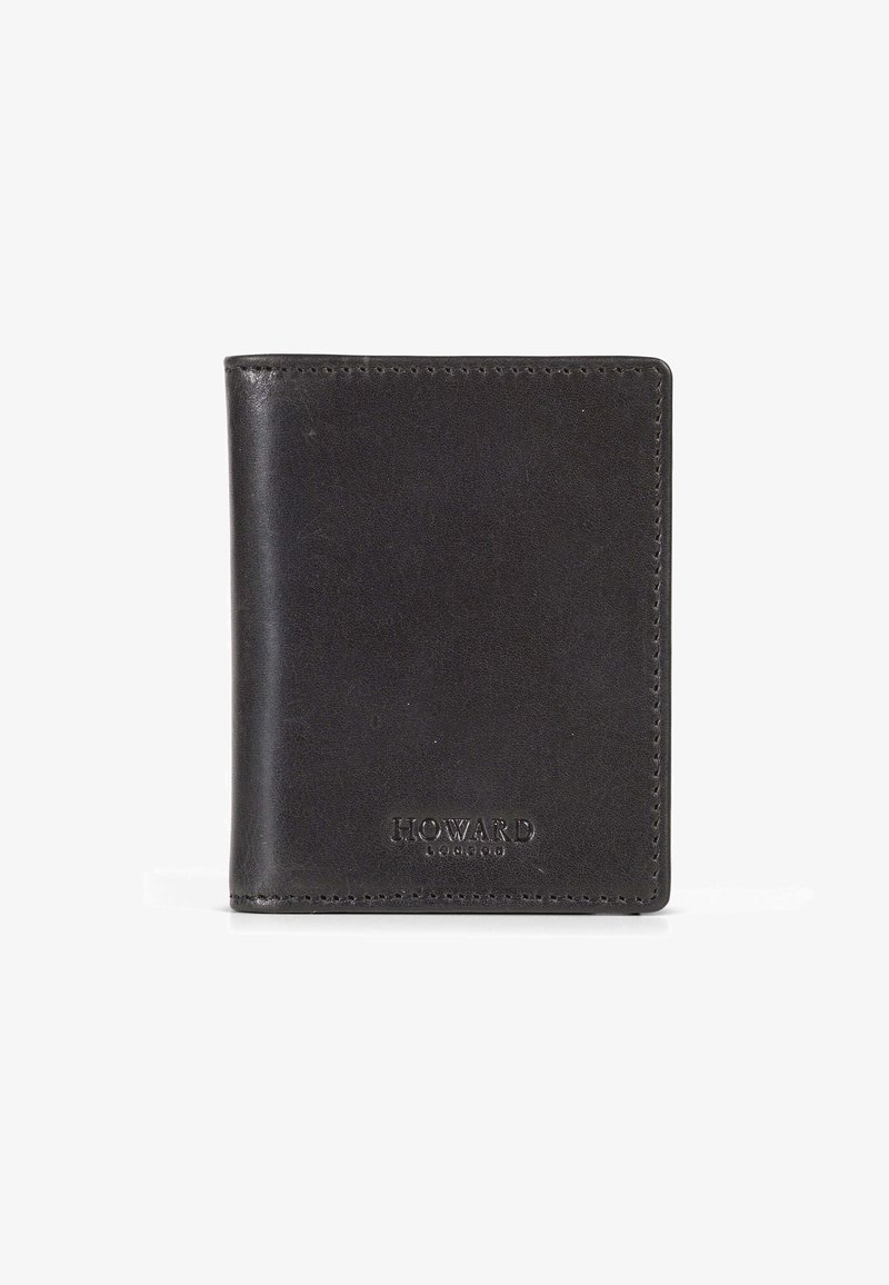 Zwarte leren portemonnee met een gladde afwerking, voorzien van een logo in debossed tekst, opvouwbaar ontwerp en contrasterende stiksels langs de randen.
