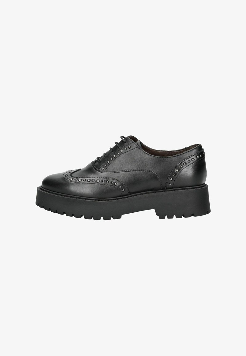 Chaussure brogue en cuir noir avec semelle épaisse à crampons et clous métalliques le long des coutures et du bout, vue de côté.