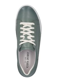 Zielone skórzane sneakersy z białymi sznurówkami, zaokrąglonym nosa i teksturowanymi bocznymi panelami. Miękka wyściółka z widoczną metką marki wewnątrz.