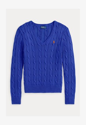 Kék kábelmintás pulóver V-nyakkivágással, bordázott mandzsettával és szegéllyel. A bal mellrészen egy kis logó található. Texturált kötött anyagból készült.
