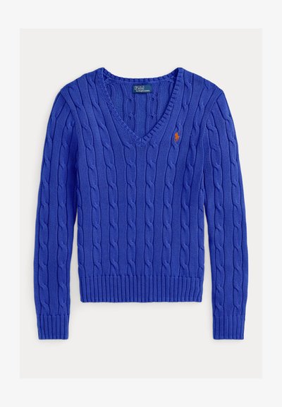 Μπλε πουλόβερ με πλέξη cable, V-λαιμόκοψη, ριμπ μανσέτες και τελείωμα. Διαθέτει μικρό λογότυπο στο αριστερό στήθος. Κατασκευασμένο από υλικό με υφή πλέξης.
