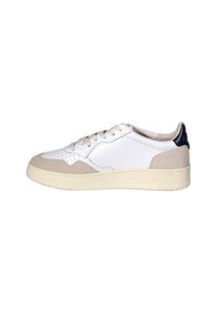 Sneaker bianco in pelle con accenti in suede beige, punta tonda e suola in gomma chiara. Presenta dettagli perforati e lacci chiari.