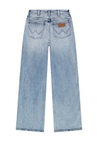 Φαρδιά τζιν παντελόνια από ανοιχτό μπλε denim με πίσω τσέπες, θηλιές για ζώνη και καφέ δερμάτινο λογότυπο Wrangler στην δεξιά τσέπη.