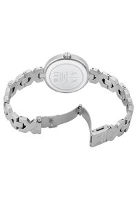Reloj de acero inoxidable plateado con caja redonda, pulsera de eslabones y cierre. Presenta un logo grabado y marcas CE en la parte posterior.