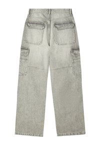 Svijetlosive široke traperice s dva zadnja džepa s preklopom i dva bočna cargo džepa, vidljive šavove na bijeloj pozadini.