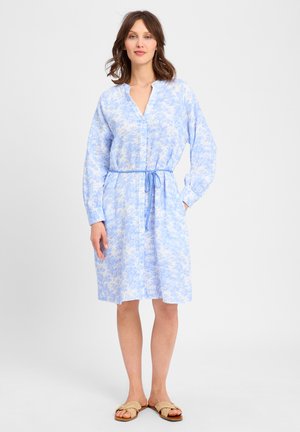 Hellblaues Hemdblusenkleid mit floralem Muster, tailliertem Design, langen Ärmeln und einem Bindegürtel. Weicher Stoff, knielanger Schnitt.