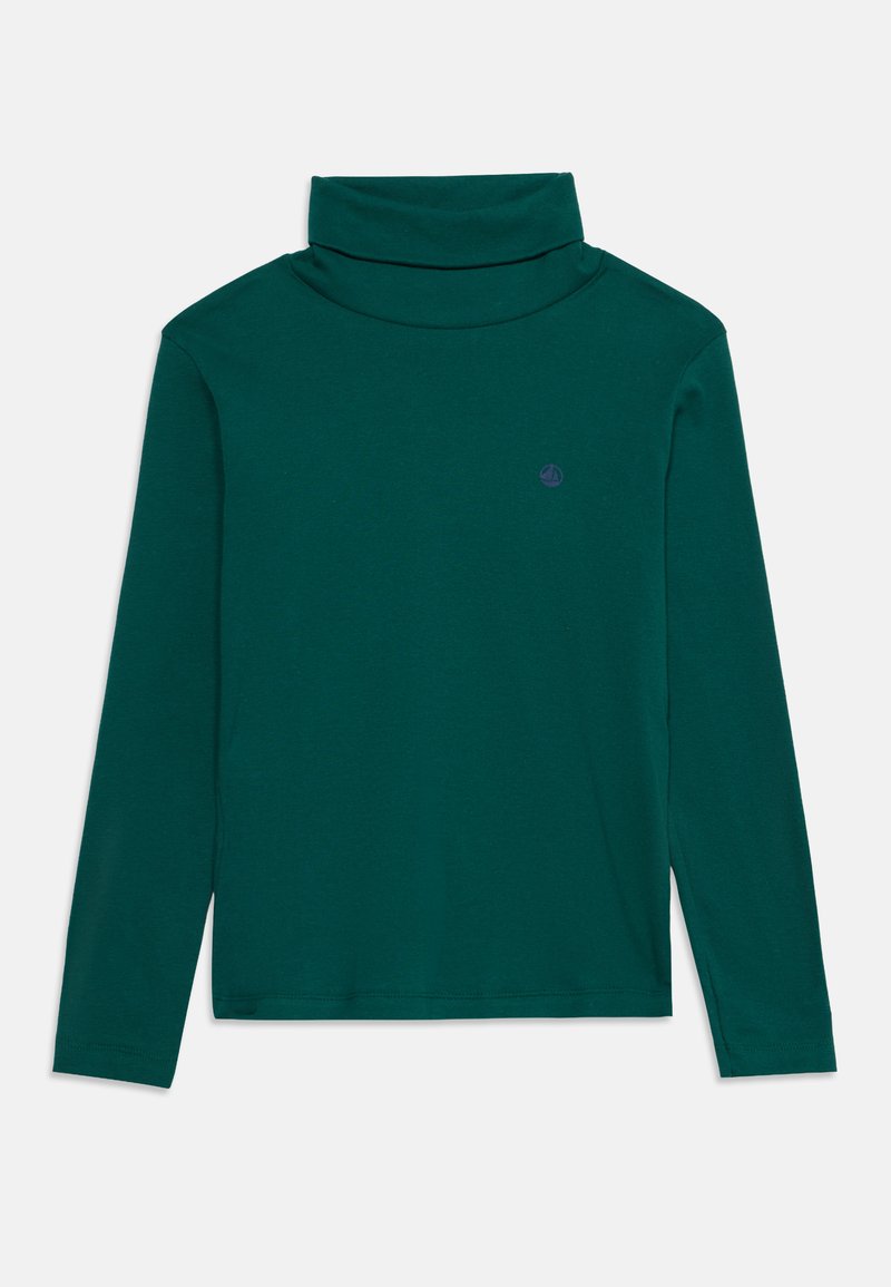 Chemise à col roulé vert foncé à manches longues avec un petit logo sur la poitrine gauche, présentée sur un fond clair uni.