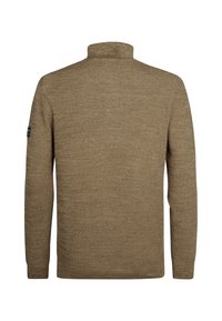 Ruskea neulepullover, jossa on korkea kaulus, pitkät hihat ja tekstuurinen pinta. Vasemmassa hihassa on logo-ompelus.