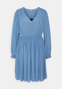 Blå, knälång klänning med V-ringning, långa ärmar och rynkad midja. Tillverkad av ett mjukt tyg med subtil lyster och elastiska manschetter.